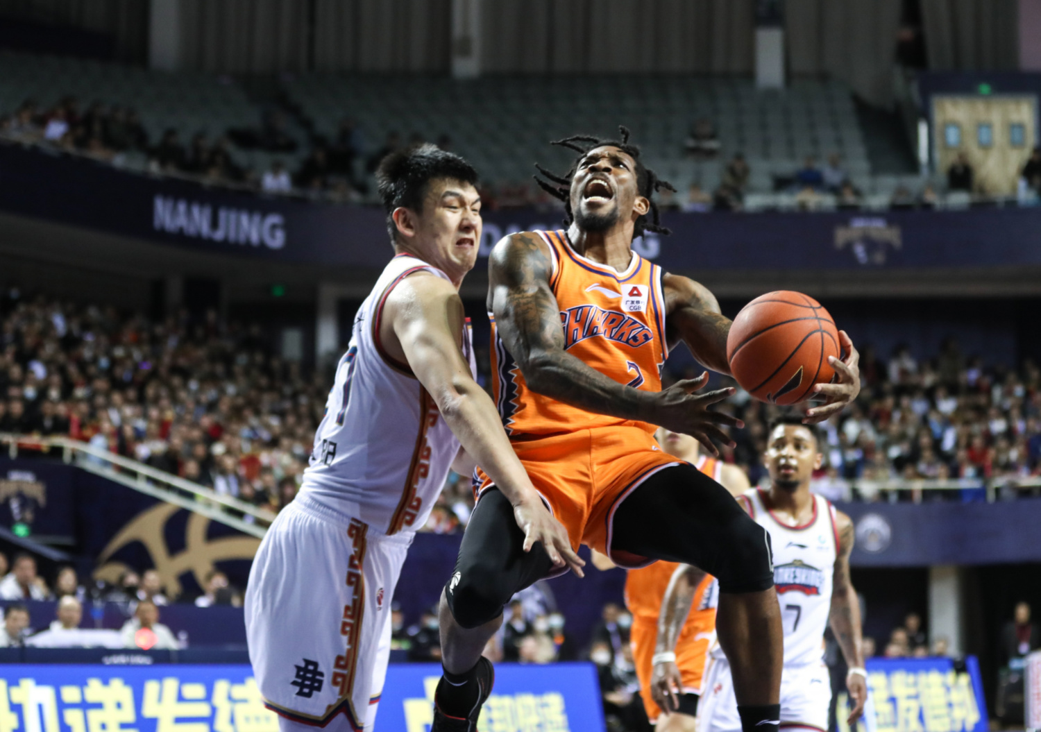  西甲半决赛对决在即！辽宁男篮演练定位球，莱比锡密集防守应对